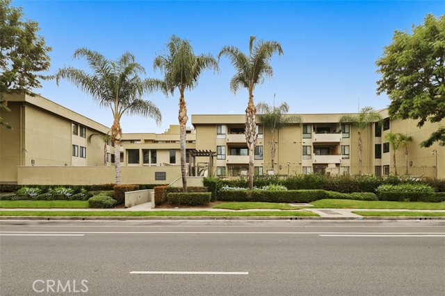 Detail Gallery Image 1 of 1 For 5009 Woodman Ave #109,  Sherman Oaks,  CA 91423 - 2 Beds | 2 Baths