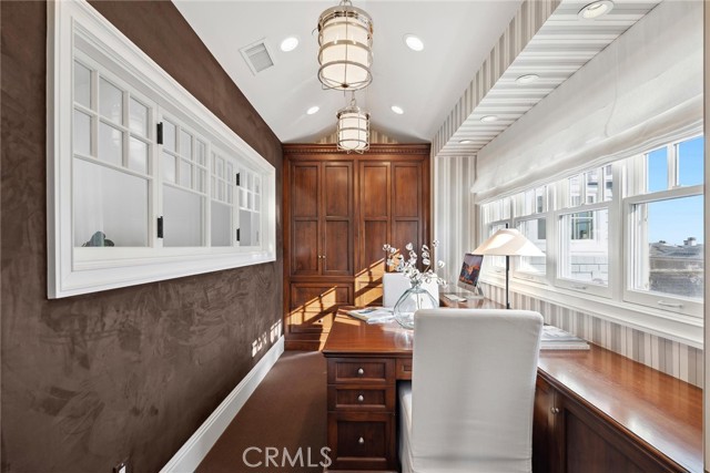 215 Marigold Avenue, Corona del Mar CA: https://media.crmls.org/medias/eb8636a1-cf6c-4b0f-9fb7-824d1017a037.jpg