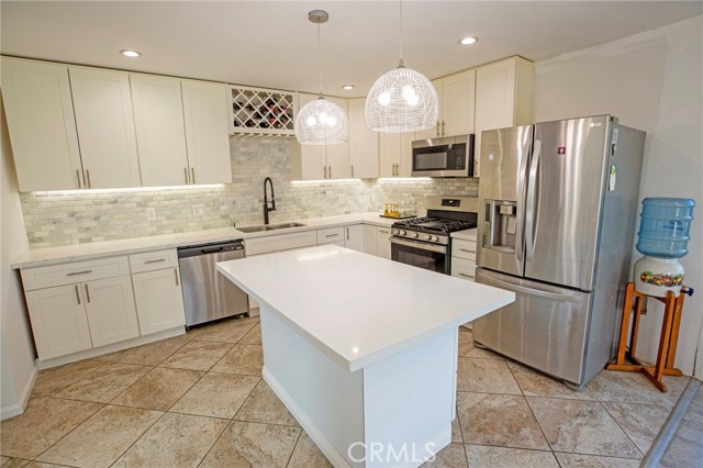 Detail Gallery Image 4 of 21 For 8322 Vista Del Rosa St, Downey,  CA 90240 - 5 Beds | 3 Baths