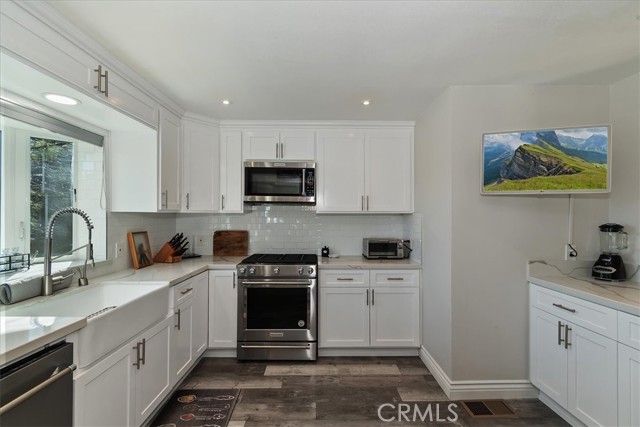 Detail Gallery Image 14 of 58 For 27565 North Bay Rd, Lake Arrowhead,  CA 92352 - 4 Beds | 4 Baths