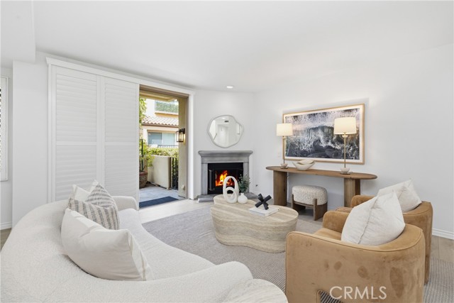 Detail Gallery Image 3 of 27 For 909 Muirfield, Newport Beach,  CA 92660 - 2 Beds | 2/1 Baths