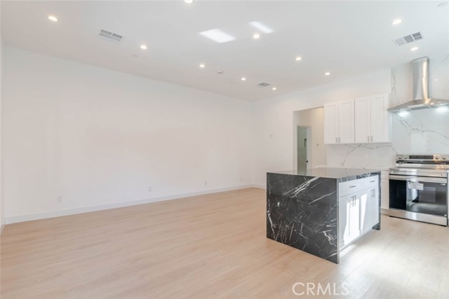 Detail Gallery Image 3 of 18 For 6852 Ranchito Ave, Van Nuys,  CA 91405 - 2 Beds | 2 Baths