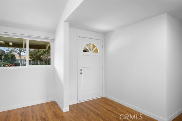 Detail Gallery Image 4 of 27 For 7948 De Soto, Canoga Park,  CA 91304 - 3 Beds | 3 Baths