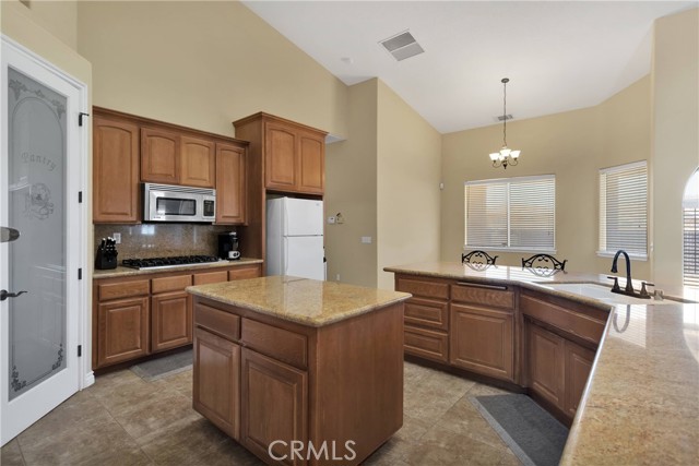 21777 Poppy Road, Apple Valley CA: https://media.crmls.org/medias/eb8b6df3-80d9-4ee2-81c8-ac0c35477f7a.jpg