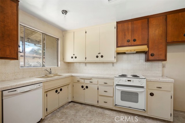 2729 N Studebaker Road, Long Beach CA: https://media.crmls.org/medias/eb8f38de-5fa8-4ab2-918f-1ff344c17a52.jpg