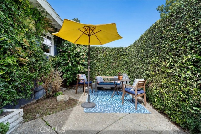 Seating area off entrance of the home