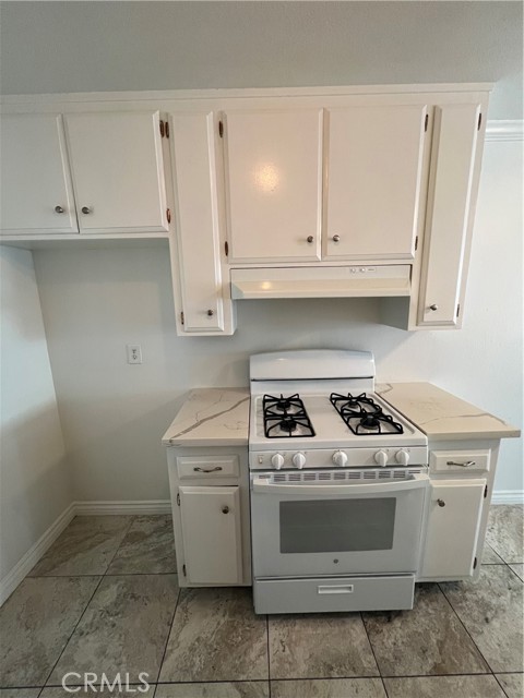 Detail Gallery Image 3 of 10 For 150 E Lakeshore Dr, Lake Elsinore,  CA 92530 - 2 Beds | 1/1 Baths