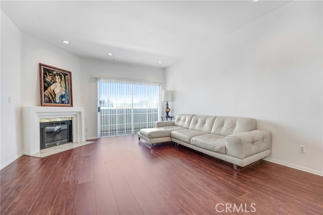 Detail Gallery Image 3 of 3 For 5219 Newcastle Ave #302,  Encino,  CA 91316 - 3 Beds | 2/1 Baths