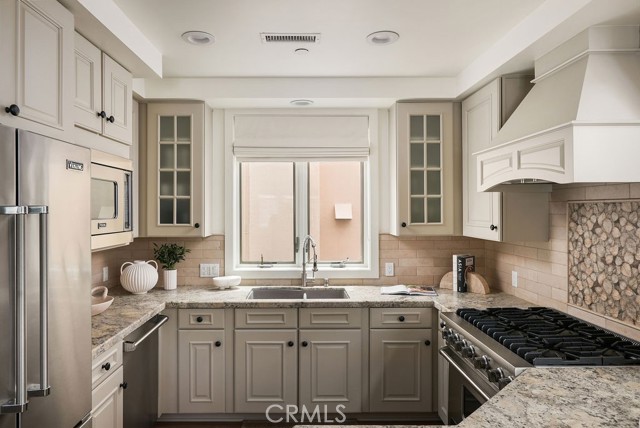 412 1/2 Goldenrod Avenue, Corona del Mar CA: https://media.crmls.org/medias/eb92b9b3-daf7-4c61-ad67-01302b82d2c8.jpg