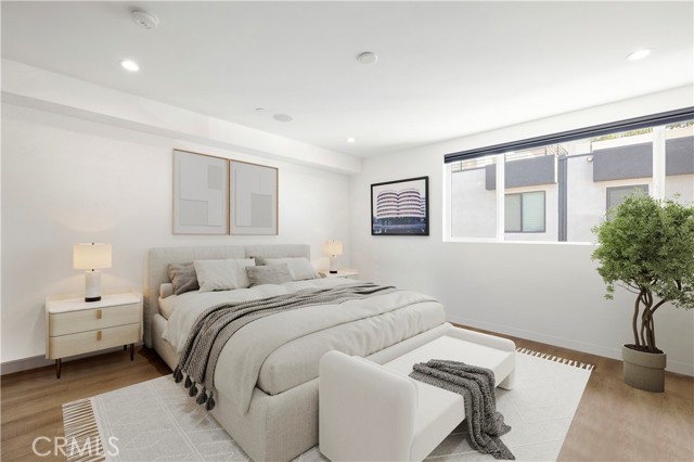 922 N Ridgewood Pl, Los Angeles CA: https://media.crmls.org/medias/eb9544b9-c42a-4378-865e-6287f0001109.jpg