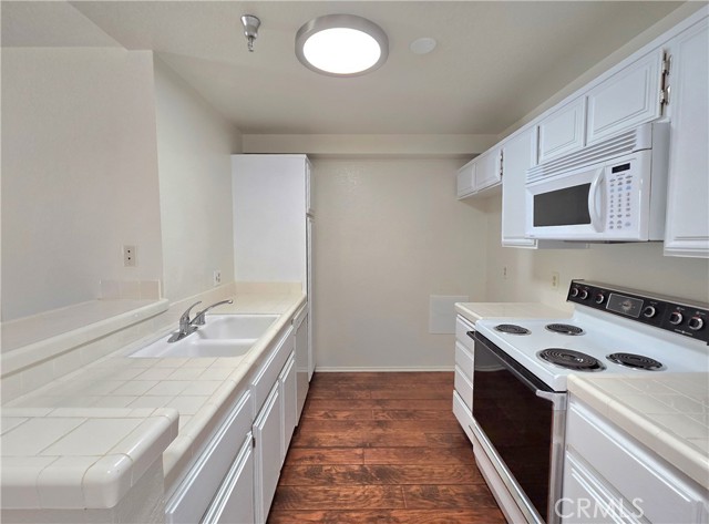 11410 Dolan Avenue, Downey CA: https://media.crmls.org/medias/eb9e060e-6101-4bd1-9413-7c610e485348.jpg