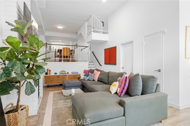 Detail Gallery Image 5 of 31 For 5435 Yarmouth #7,  Encino,  CA 91316 - 2 Beds | 2/1 Baths