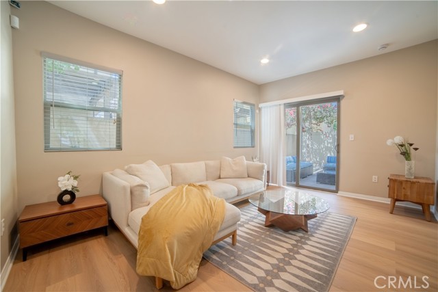 Detail Gallery Image 14 of 27 For 14554 Kittridge St, Van Nuys,  CA 91405 - 3 Beds | 3 Baths