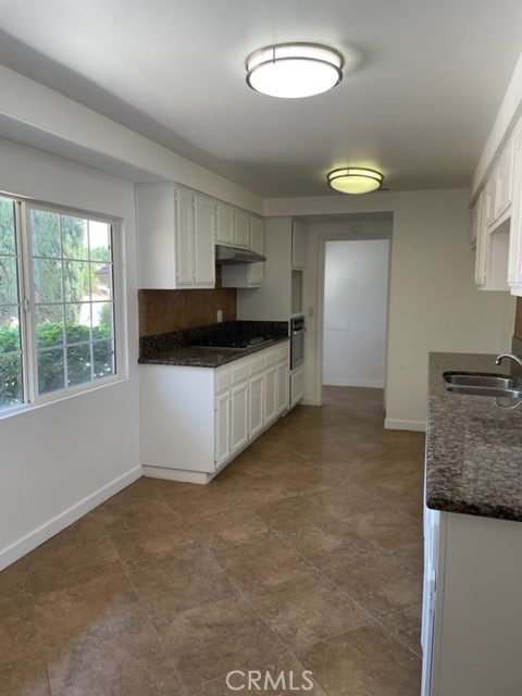 Detail Gallery Image 3 of 12 For 21806 Bryant St, Canoga Park,  CA 91304 - 5 Beds | 3 Baths