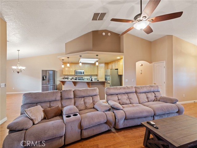 Detail Gallery Image 6 of 30 For 12550 Whispering Spring Rd, Victorville,  CA 92395 - 3 Beds | 2 Baths