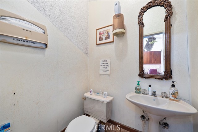 11170 Burbank Boulevard, North Hollywood CA: https://media.crmls.org/medias/eba22dc1-467e-4440-8160-42263b02d499.jpg