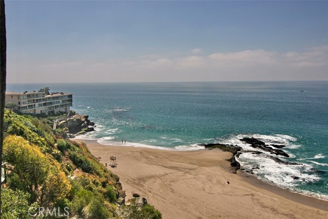 555 Through Street, Laguna Beach CA: https://media.crmls.org/medias/eba52185-d817-4b83-a711-cd8e3440ba9e.jpg