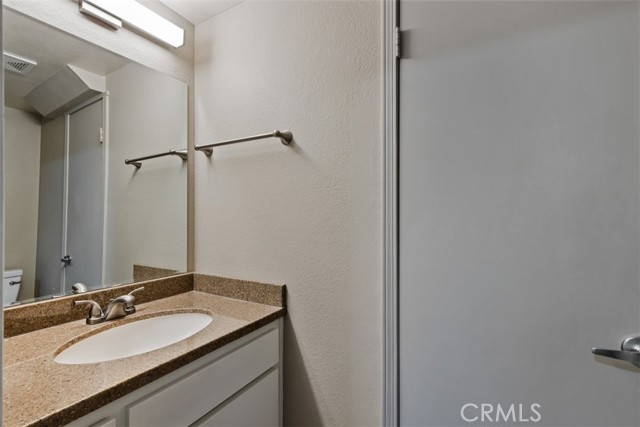 Detail Gallery Image 9 of 19 For 4744 Ben Ave #11,  Valley Village,  CA 91607 - 2 Beds | 2/1 Baths