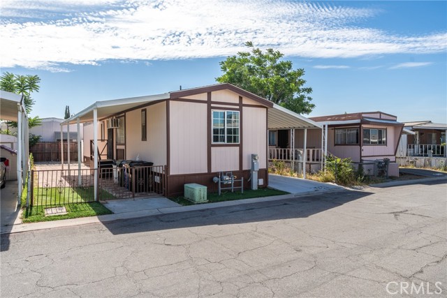 17225 Valley Boulevard, Fontana CA: https://media.crmls.org/medias/ebaaf468-43d1-4780-b715-85956b8dc40f.jpg