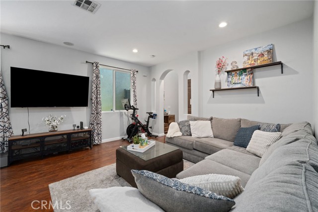 Detail Gallery Image 8 of 35 For 16741 Tim Ln, Van Nuys,  CA 91406 - 4 Beds | 3 Baths
