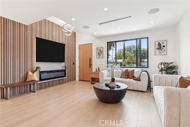 Detail Gallery Image 5 of 60 For 8006 Lloyd Ave, North Hollywood,  CA 91605 - 7 Beds | 6 Baths