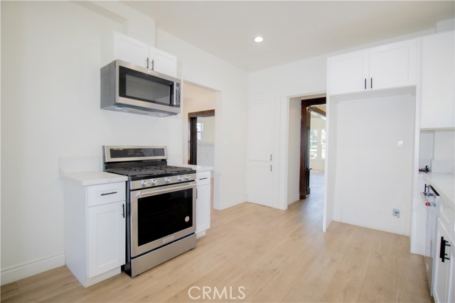 2101 Arlington Avenue, Los Angeles CA: https://media.crmls.org/medias/ebb22db7-6a46-4954-8a96-b018491130c3.jpg