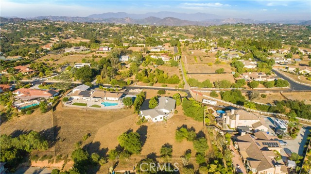 711 Tumble Creek Lane, Fallbrook CA: https://media.crmls.org/medias/ebb35e34-bf98-4c65-b354-ebbcf409ab5d.jpg