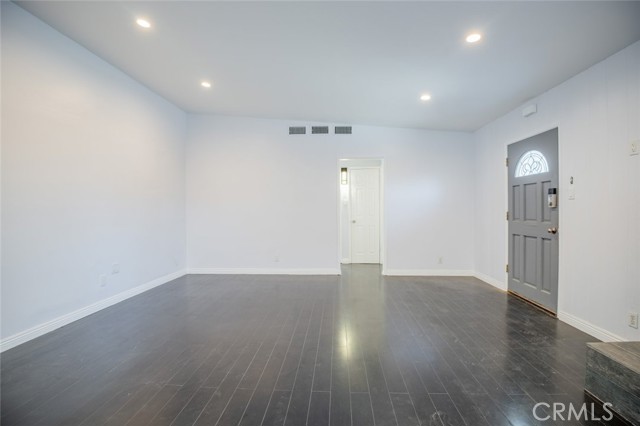 Detail Gallery Image 10 of 22 For 8561 Orion Ave, North Hills,  CA 91343 - 2 Beds | 2 Baths