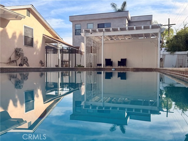 Detail Gallery Image 15 of 18 For 5517 Woodman Ave., Sherman Oaks,  CA 91401 - 4 Beds | 3 Baths