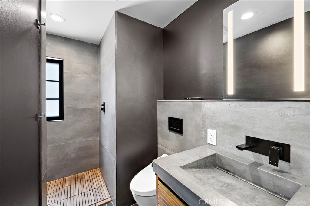 Ebcb3ddb D946 409d B52b Deae4030e1ab