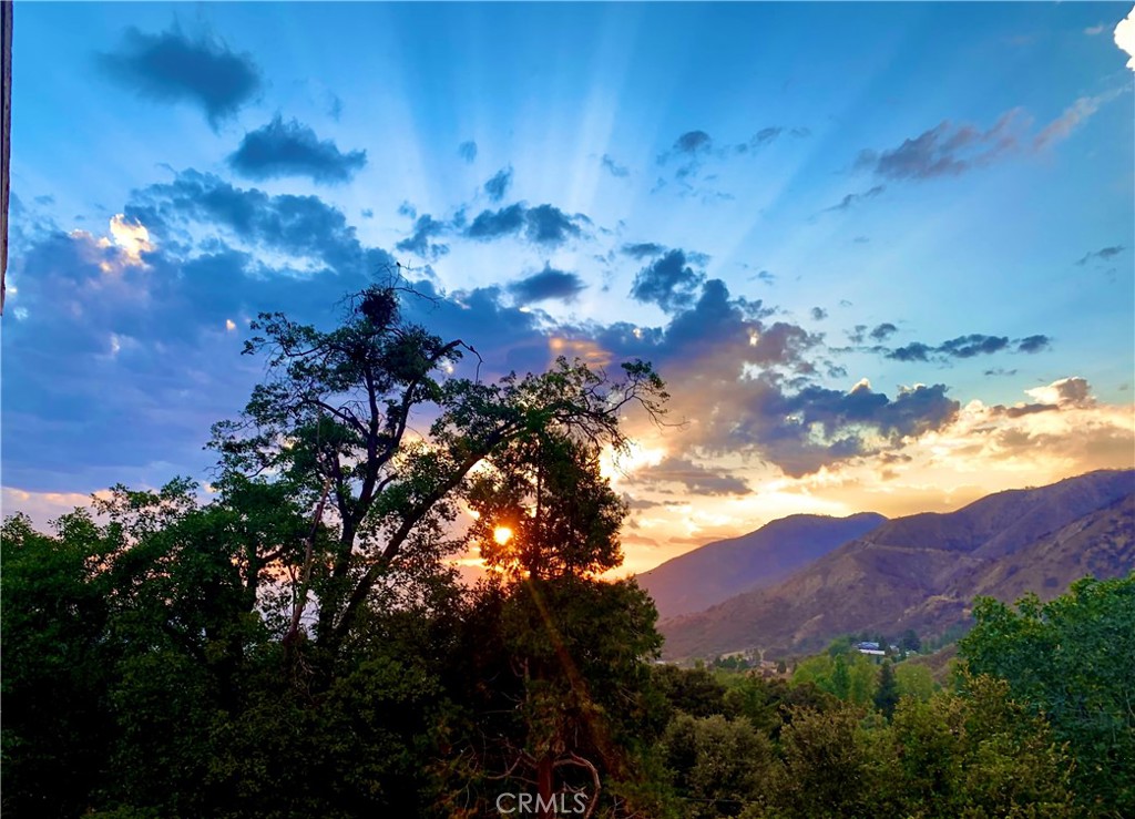 https://media.crmls.org/medias/ebcda442-4103-497a-ab2b-57c0a7503355.jpg?preset=X-Large