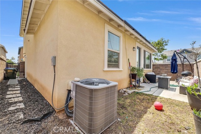 16548 Monteviejo Street, Fontana CA: https://media.crmls.org/medias/ebce07d6-b184-4e93-b961-12c40b02d7f2.jpg