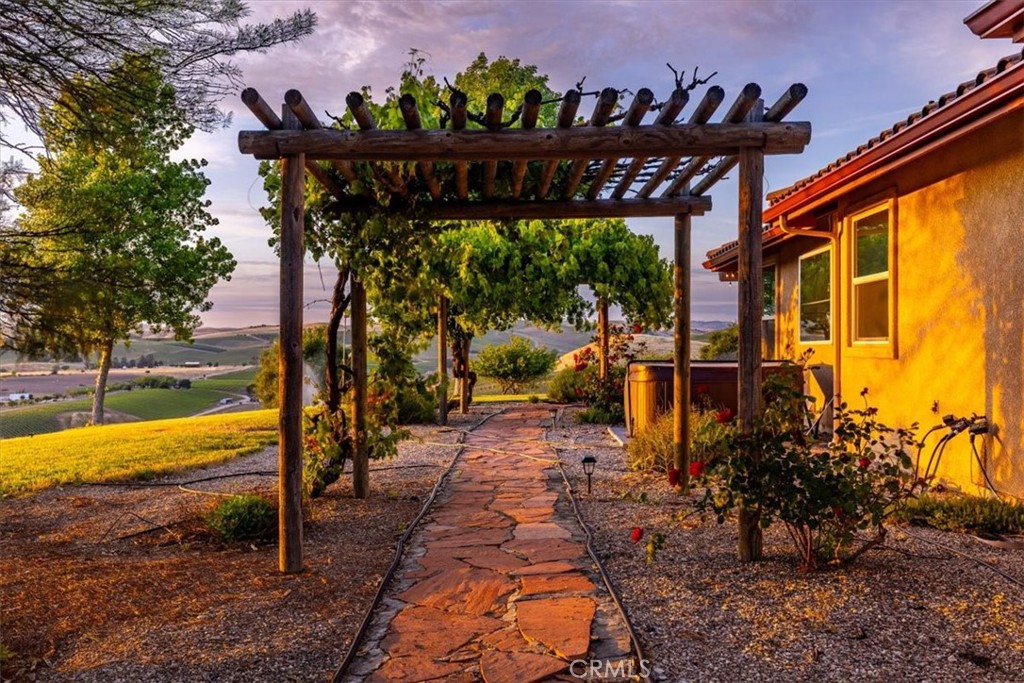 https://media.crmls.org/medias/ebce31d5-6c96-49f5-b8d8-384c9f4536ee.jpg?preset=X-Large