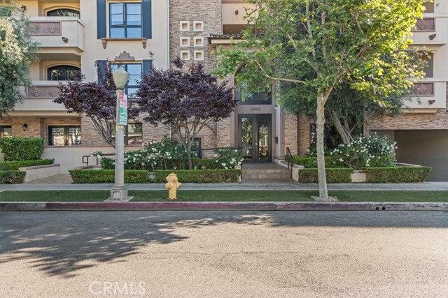Detail Gallery Image 4 of 31 For 12026 Hoffman Steet #101,  Studio City,  CA 91604 - 3 Beds | 3 Baths