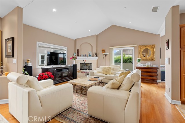 Detail Gallery Image 18 of 46 For 211 S Francisca #B,  Redondo Beach,  CA 90277 - 4 Beds | 3 Baths