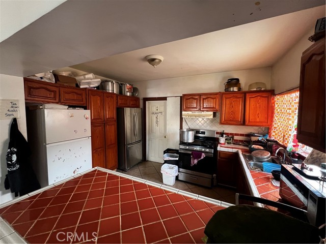 Detail Gallery Image 17 of 34 For 910 E 19th, Long Beach,  CA 90806 - 4 Beds | 3 Baths