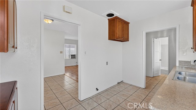 Detail Gallery Image 22 of 44 For 200 E Century Bld, Los Angeles,  CA 90003 - 2 Beds | 1 Baths
