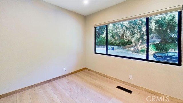 325 N Madison Avenue, Monrovia CA: https://media.crmls.org/medias/ebd567f2-1835-49d0-a680-53cc7df5eae7.jpg
