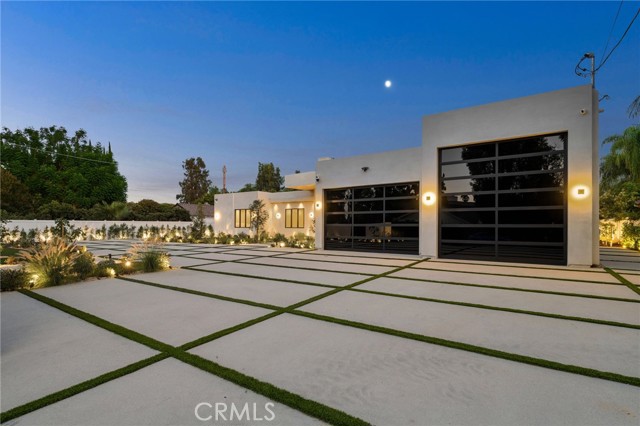 Detail Gallery Image 4 of 54 For 22924 Erwin St, Woodland Hills,  CA 91367 - 11 Beds | 9/2 Baths