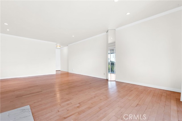 Image 12 of 31 For 532 Rossmore Avenue 411