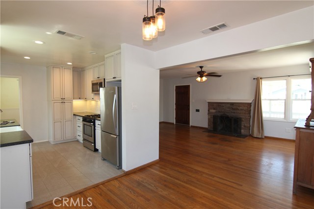 341 N Pine Street, Orange CA: https://media.crmls.org/medias/ebde3606-f96e-4591-939e-08448266c0bc.jpg
