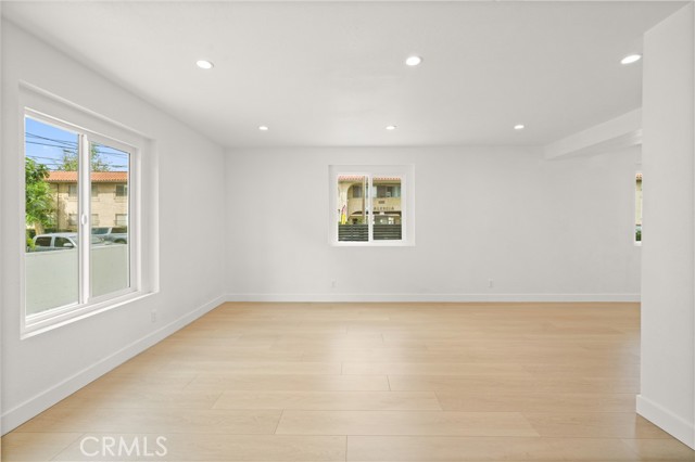 Detail Gallery Image 9 of 44 For 7010 Lennox Ave #C,  Van Nuys,  CA 91405 - 3 Beds | 2/1 Baths