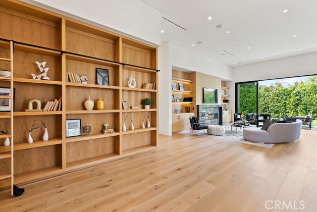 5727 Cahill Avenue, Tarzana CA: https://media.crmls.org/medias/ebe14c22-9eb4-4011-9a90-498d670cea2b.jpg