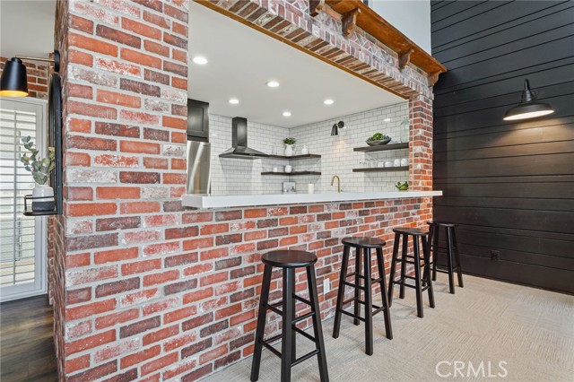 Breakfast bar can accommodate six people