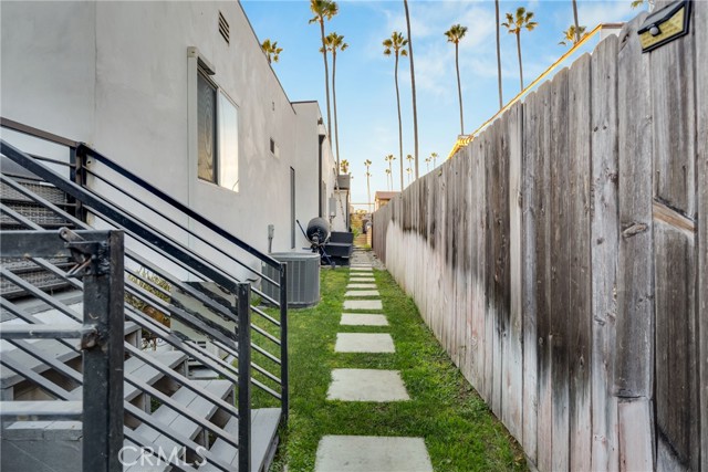 5340 S Harcourt Avenue, Los Angeles CA: https://media.crmls.org/medias/ebe30c4d-37f4-49fe-8053-87c07dd9df41.jpg