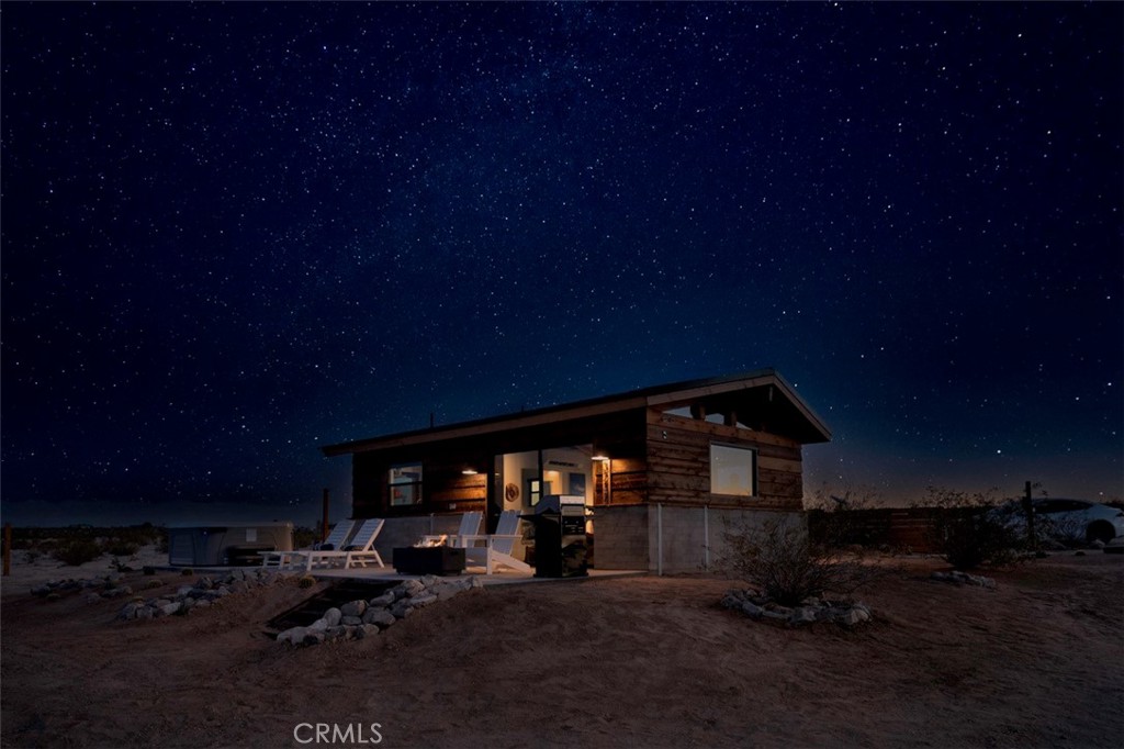 https://media.crmls.org/medias/ebec9338-f035-44e2-b51d-a50e8a279970.jpg?preset=X-Large