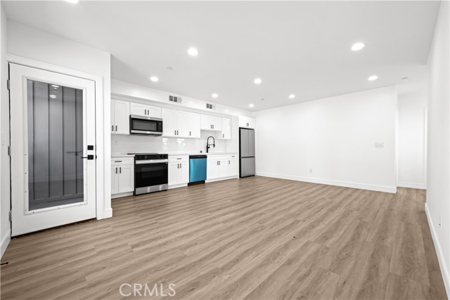 Detail Gallery Image 23 of 34 For 6700 Kester Ave #2,  Van Nuys,  CA 91405 - 5 Beds | 5 Baths