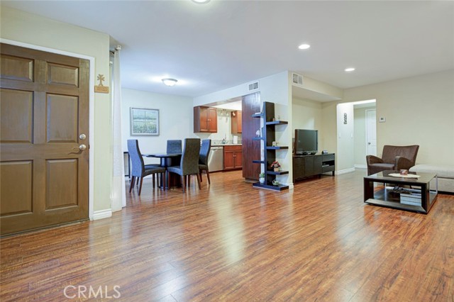 Detail Gallery Image 4 of 20 For 7631 Vineland #2,  Sun Valley,  CA 91352 - 2 Beds | 1/1 Baths