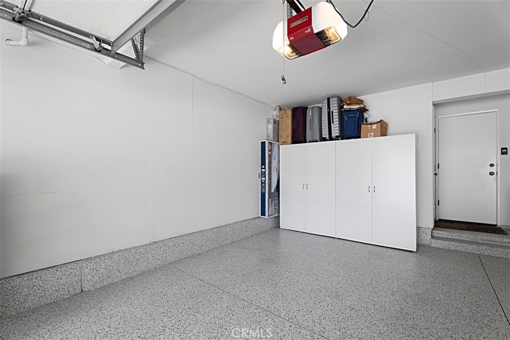 https://media.crmls.org/medias/ebf5161d-24eb-4420-88ec-5bb9fff687b7.jpg?preset=X-Large