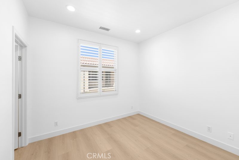 https://media.crmls.org/medias/ebf65529-09ce-4cc6-9450-81064df550c6.jpg?preset=X-Large